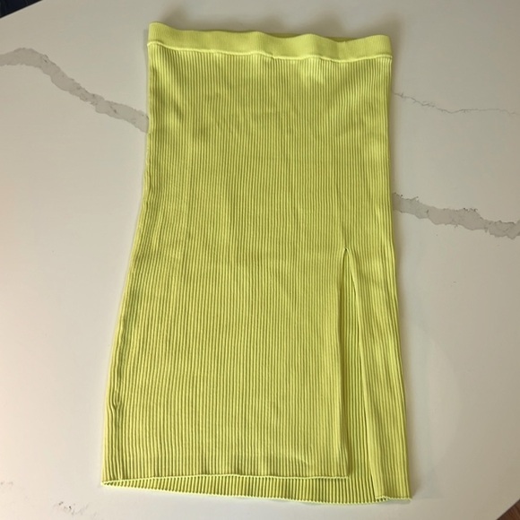 Guess Dresses & Skirts - Guess Butter Yellow BodyCon stretchy‎ Skirt.  Size Large